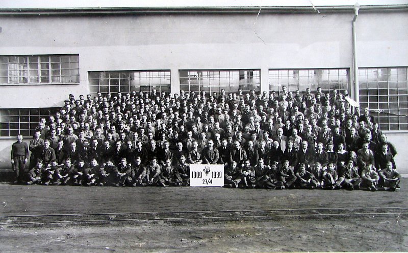 Zaměstnanci závodu Vltavský - dobová fotografie (r.1939)